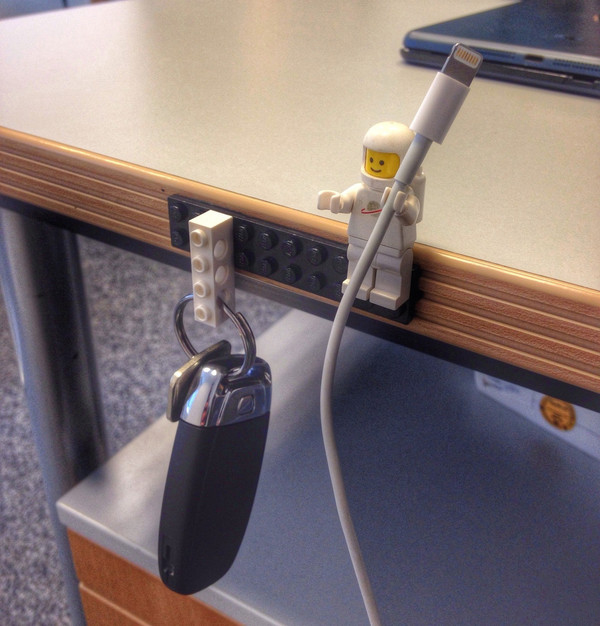 600x626, 180 Kb / стол, ключи, лего