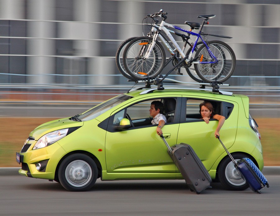 900x695, 138 Kb / авто, машина, малолитражка, chevrolet spark, велосипед, чемодан