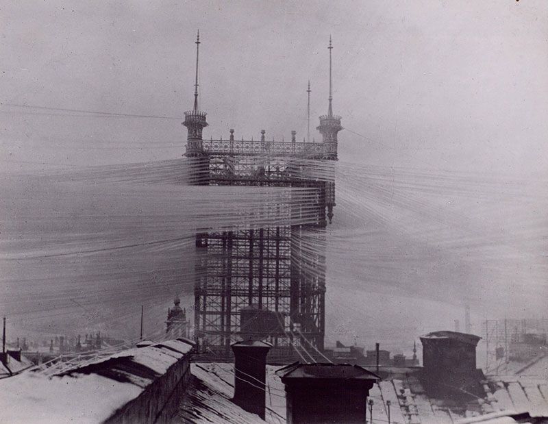 800x619, 70 Kb / башня, крыша, провода, ч/б