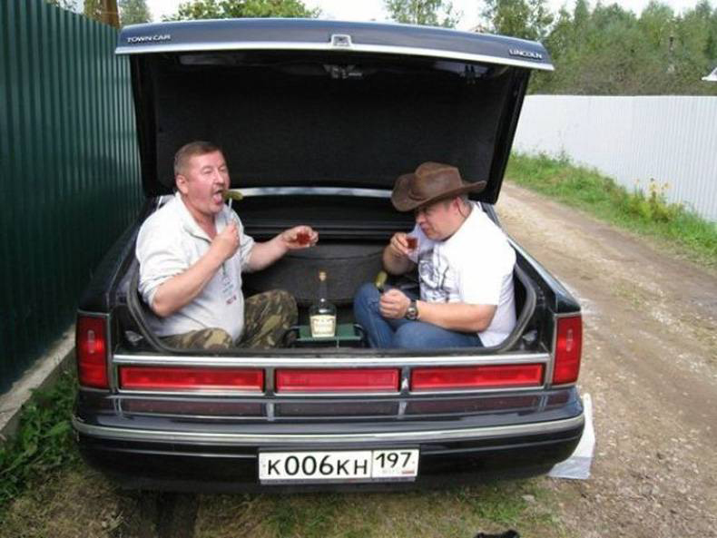 790x593, 169 Kb / авто, бутылка, рюмки, мужики, огурец