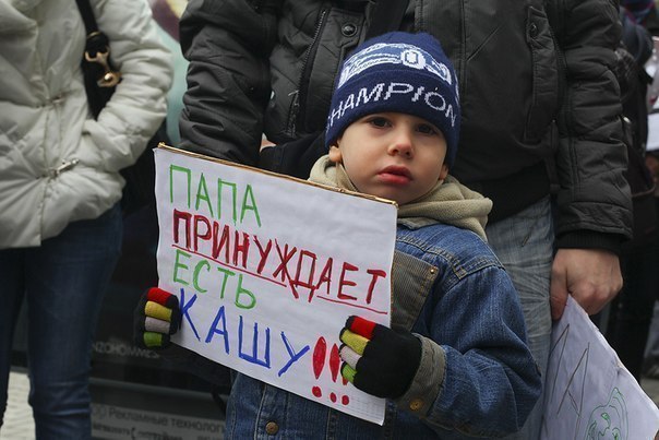 604x403, 58 Kb / Папа, принуждает, есть, кашу, плакат, ребёнок, мальчик