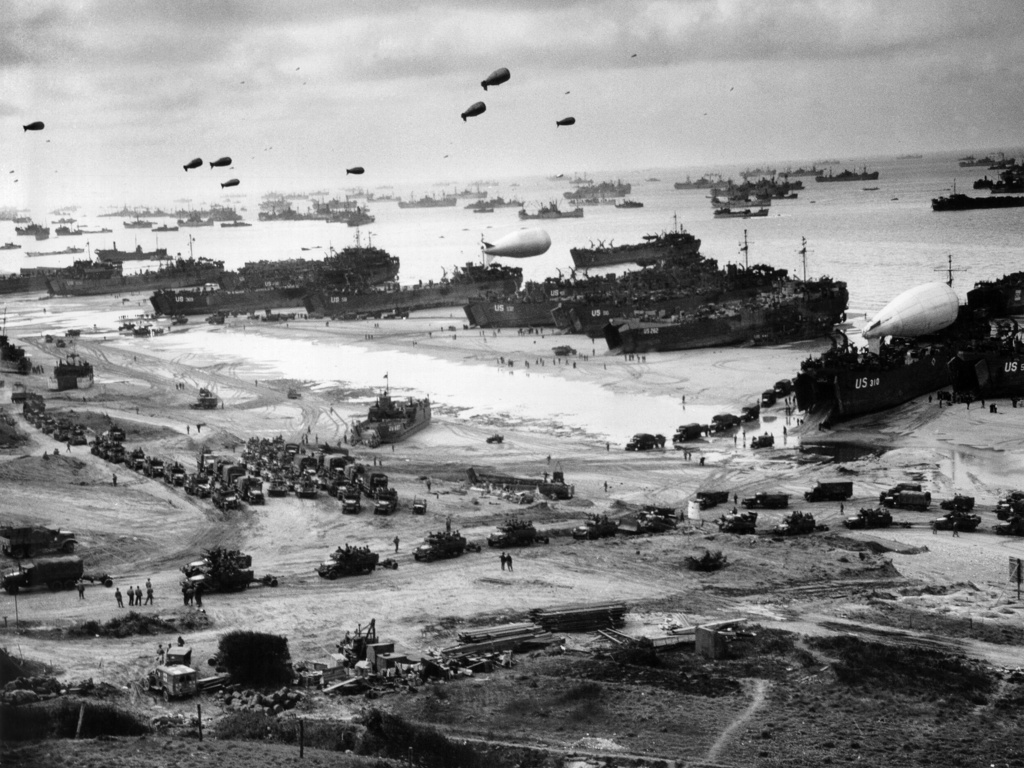 1024x768, 304 Kb / Нормандия, высадка, берег, корабли,военные,День Д,1944,танки,машины,дирижабли,ч/б
