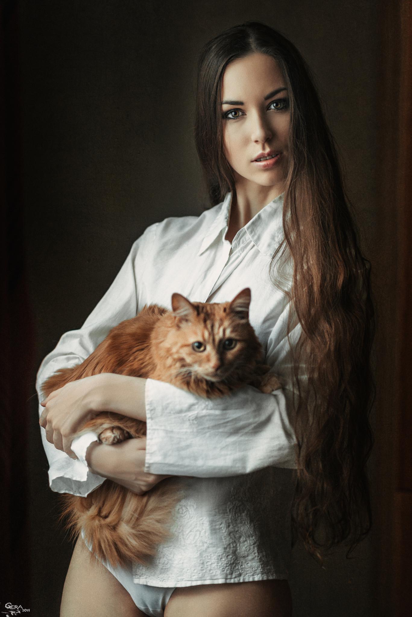 1367x2048, 224 Kb / Кошка, рубашка, трусы, волосы