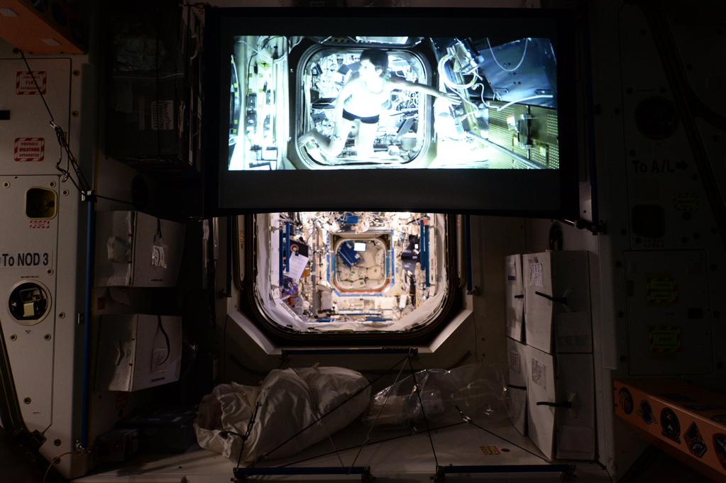 1023x681, 79 Kb / МКС, Гравитация, Scott Kelly, проектор