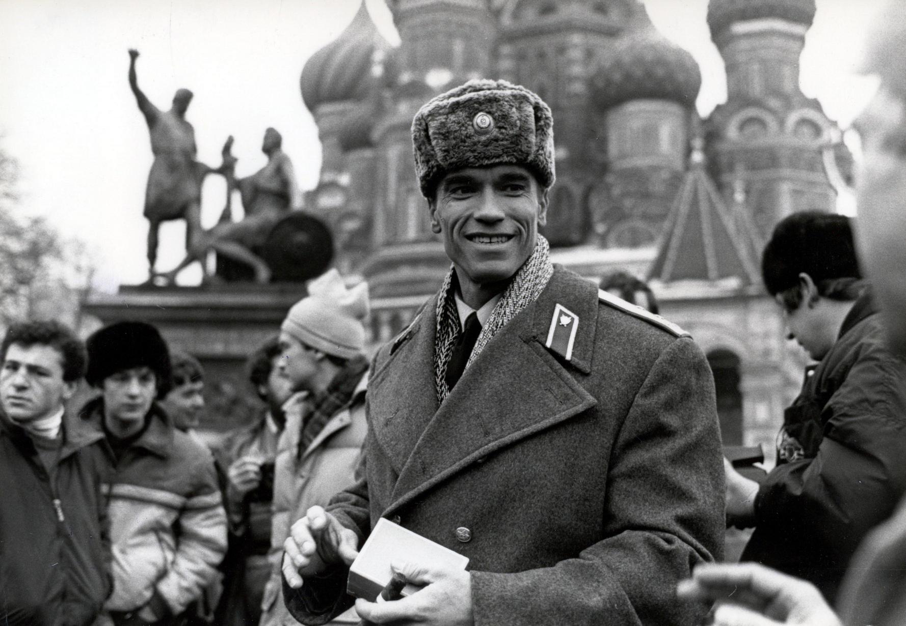 1778x1230, 257 Kb / Арни, Москва, храм, Арнольд Шварценеггер, форма, милиционер, улыбка, ч/б
