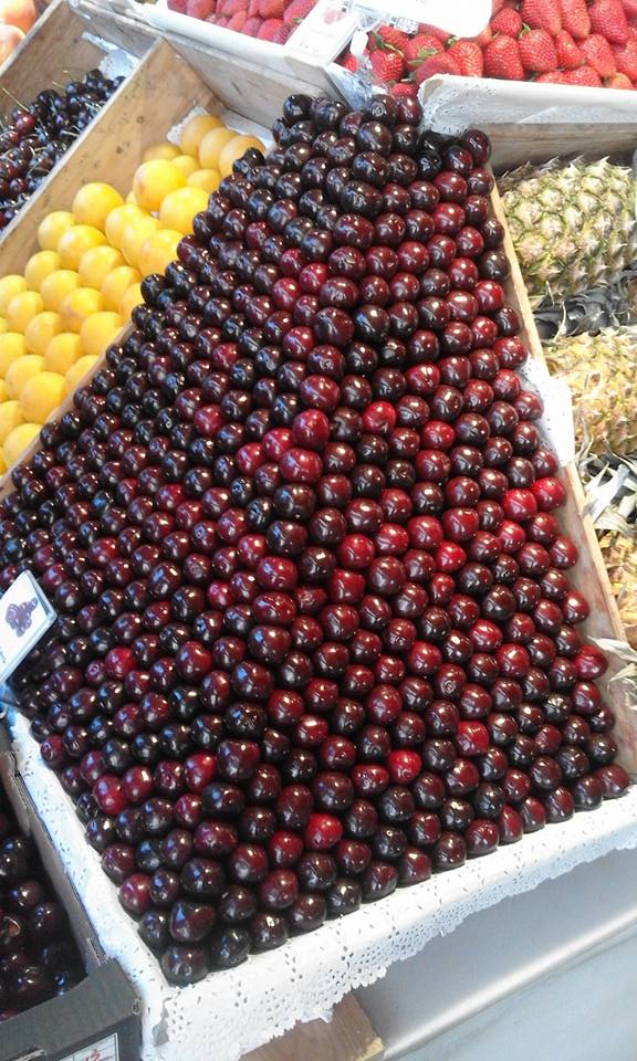 576x960, 118 Kb / Вишня, черешня, слива, пирамида