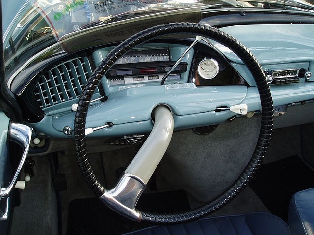 640x480, 135 Kb / руль, спица, ретро