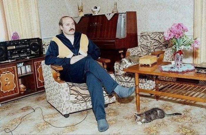 700x460, 92 Kb / Лукашенко, пианино, ретро, кот, магнитофон