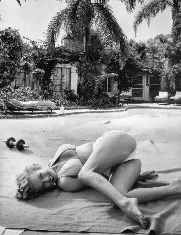 576x750, 120 Kb / ч/б, Marilyn Monroe, Мэрилин Монро, гимнастика, гантели, лежак