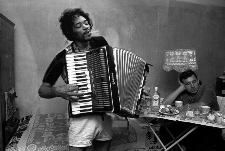 720x486, 61 Kb / jimi hendrix, джими хендрикс, аккордеон, стакан, бутылка, синюшня