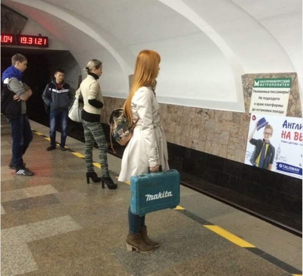604x551, 64 Kb / Девушка, перрон, метро, чемодан, макита