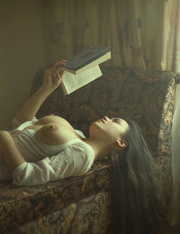 600x779, 52 Kb / сиськи, книга, брюнетка