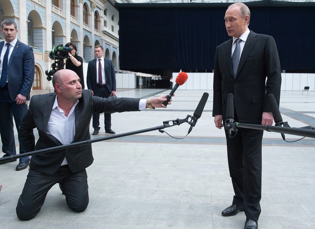 1024x745, 148 Kb / путин, репортер, журналист, микрофон