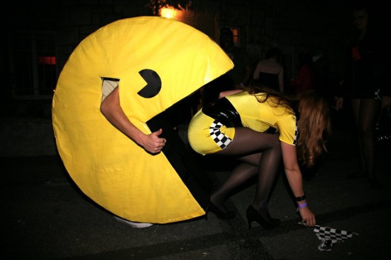 800x533, 48 Kb / пакман, pacman, девушка, желтое, старт, колготки, финиш, клетка