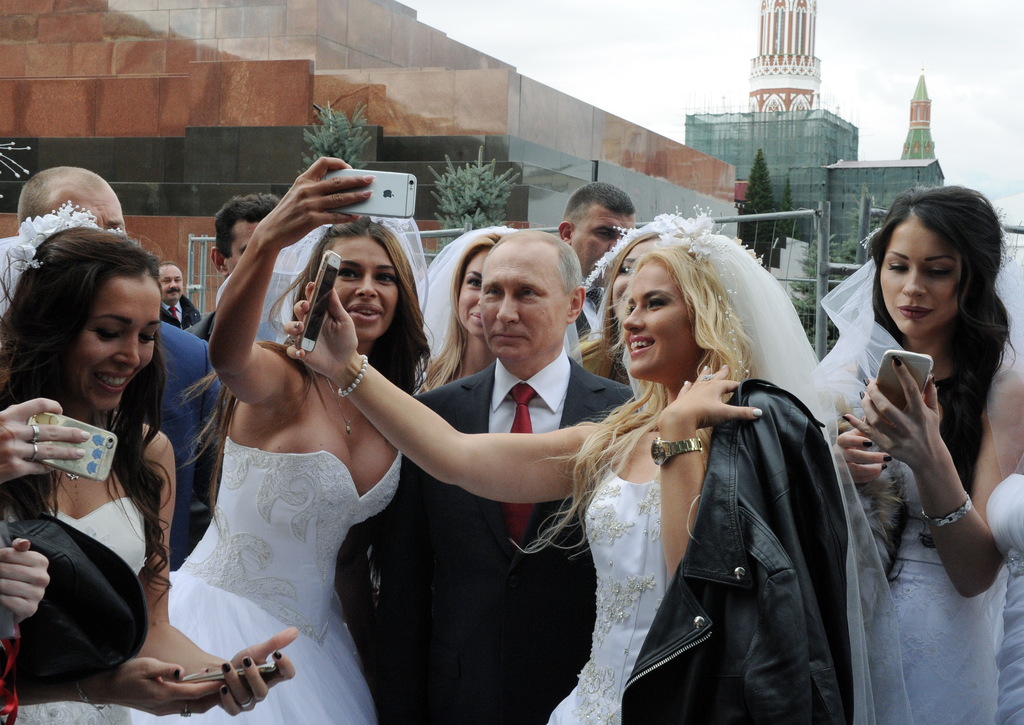 1024x725, 237 Kb / невесты, кремль, путин