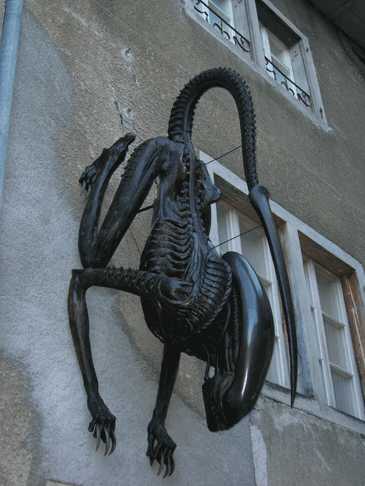 365x486, 120 Kb / чужой, стена, скульптура