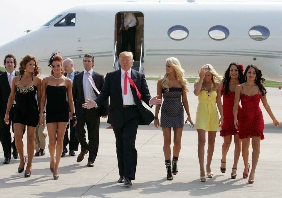 960x674, 84 Kb / Трамп, самолет, модели, девушки