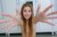 Блондинка, руки, шкаф