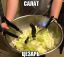 Салат, цезарь, ножи, чаша, руки